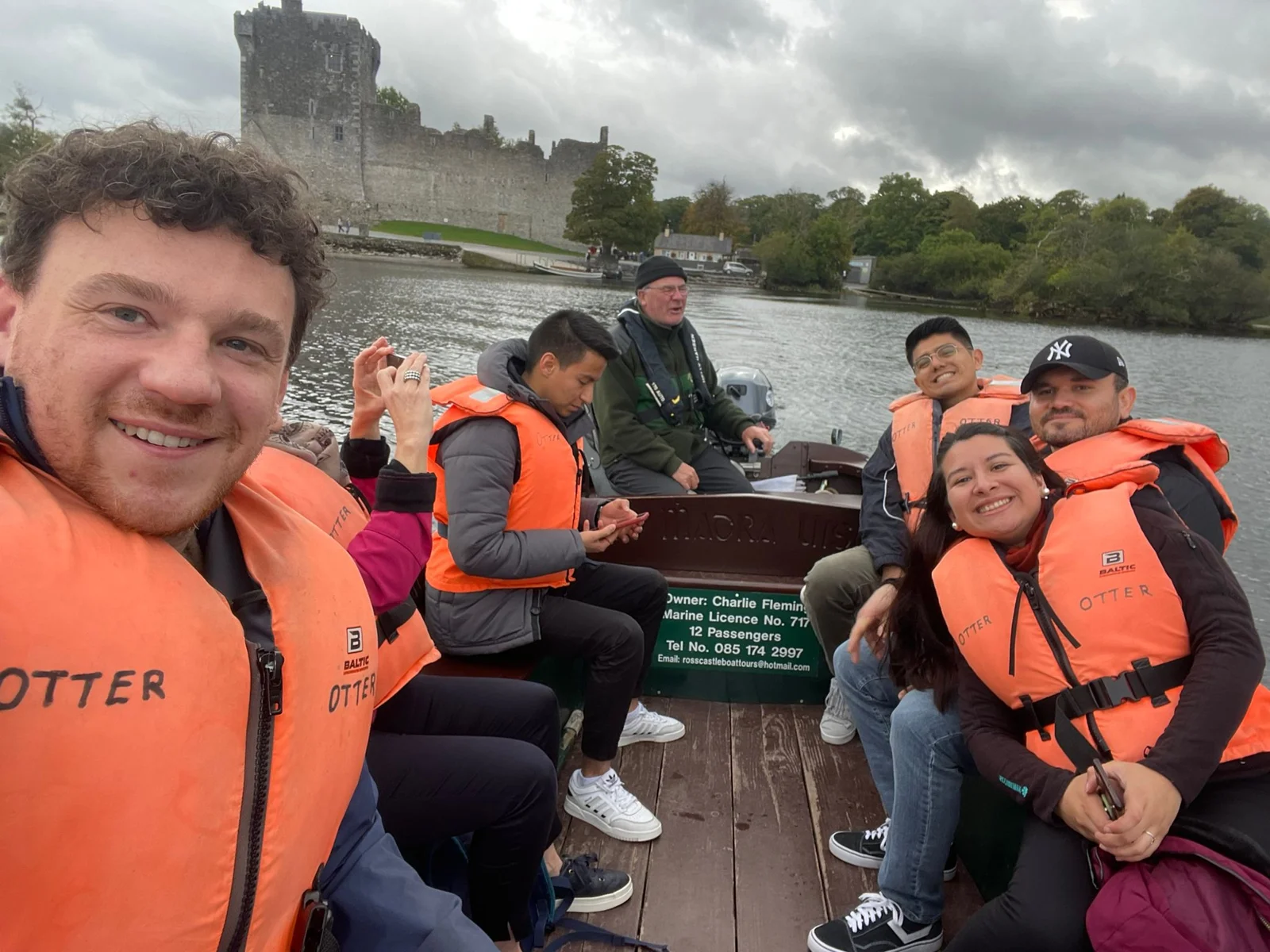 Ikasleak itsasontziko irteeran Ross Castle ondoan