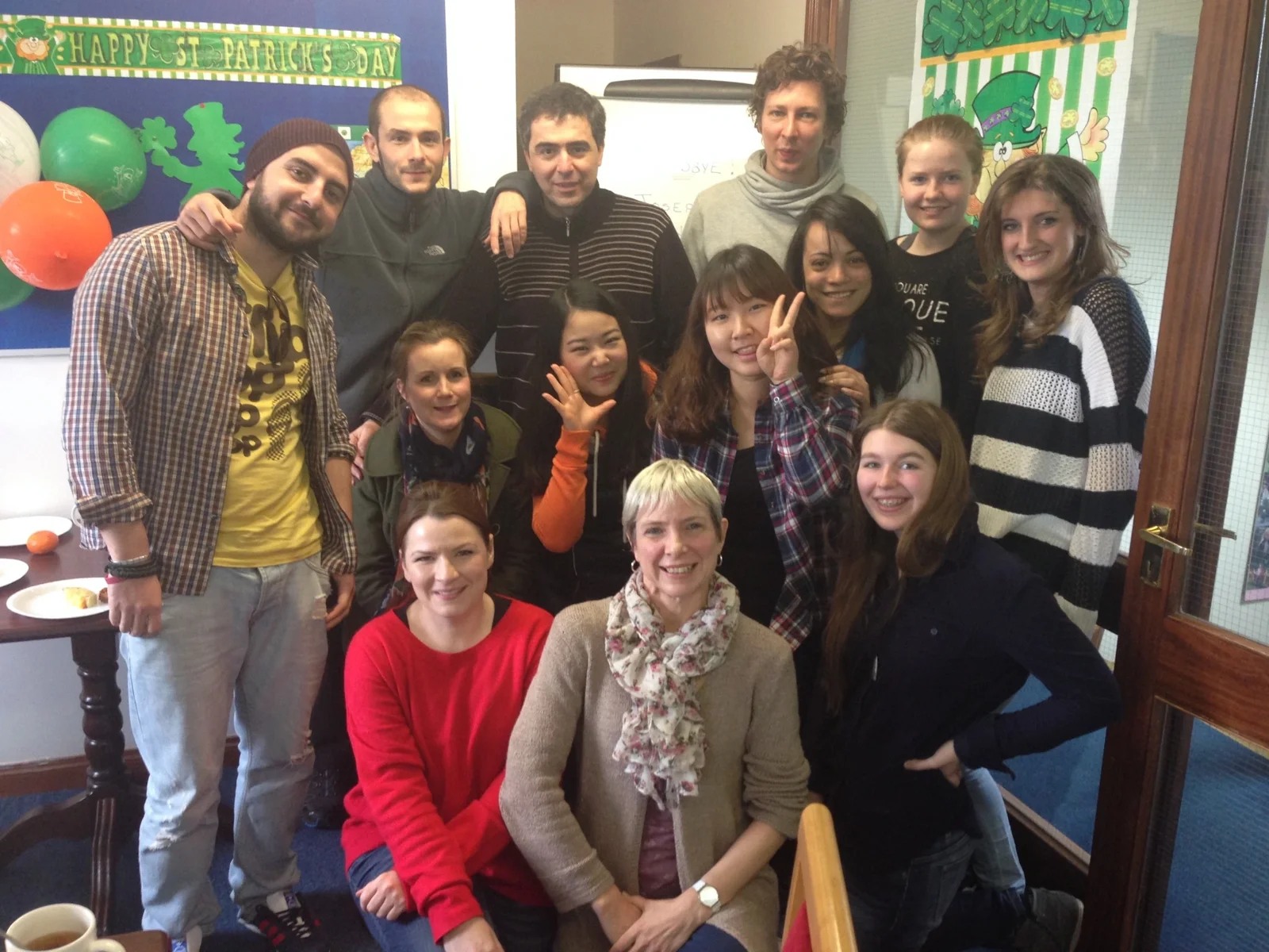 Ikasleak eta langileak San Patrizio ospatzen