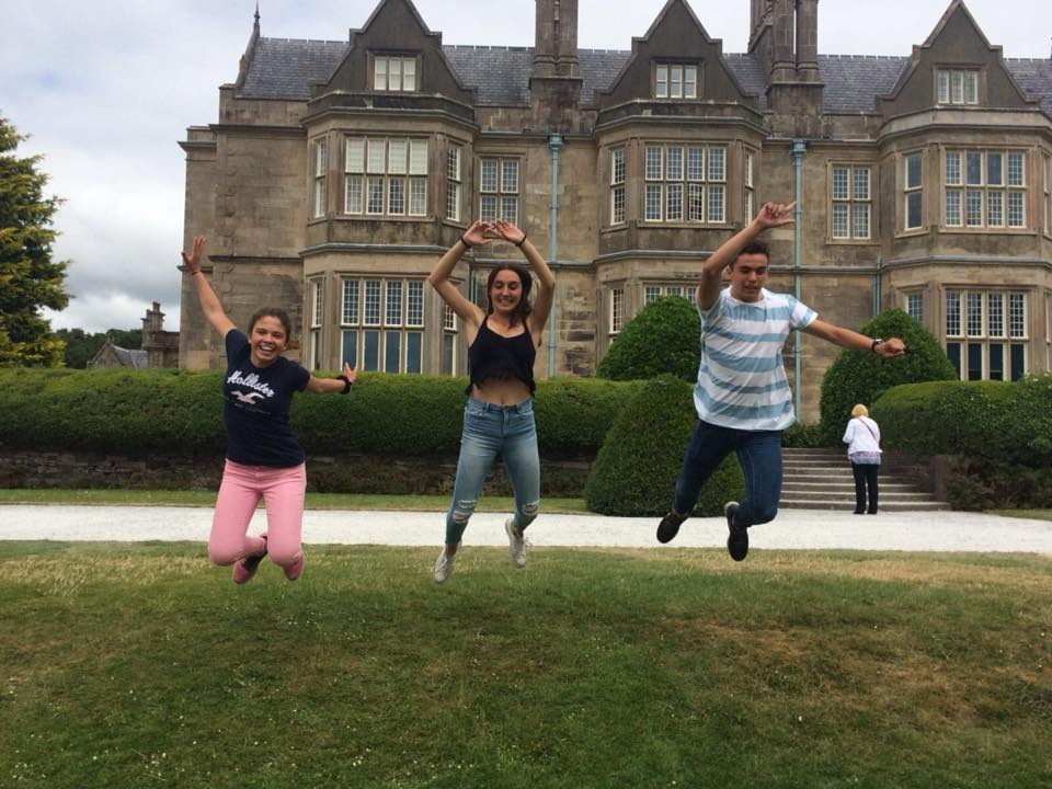 Nerabeak saltoka Muckross House aurreko belardian