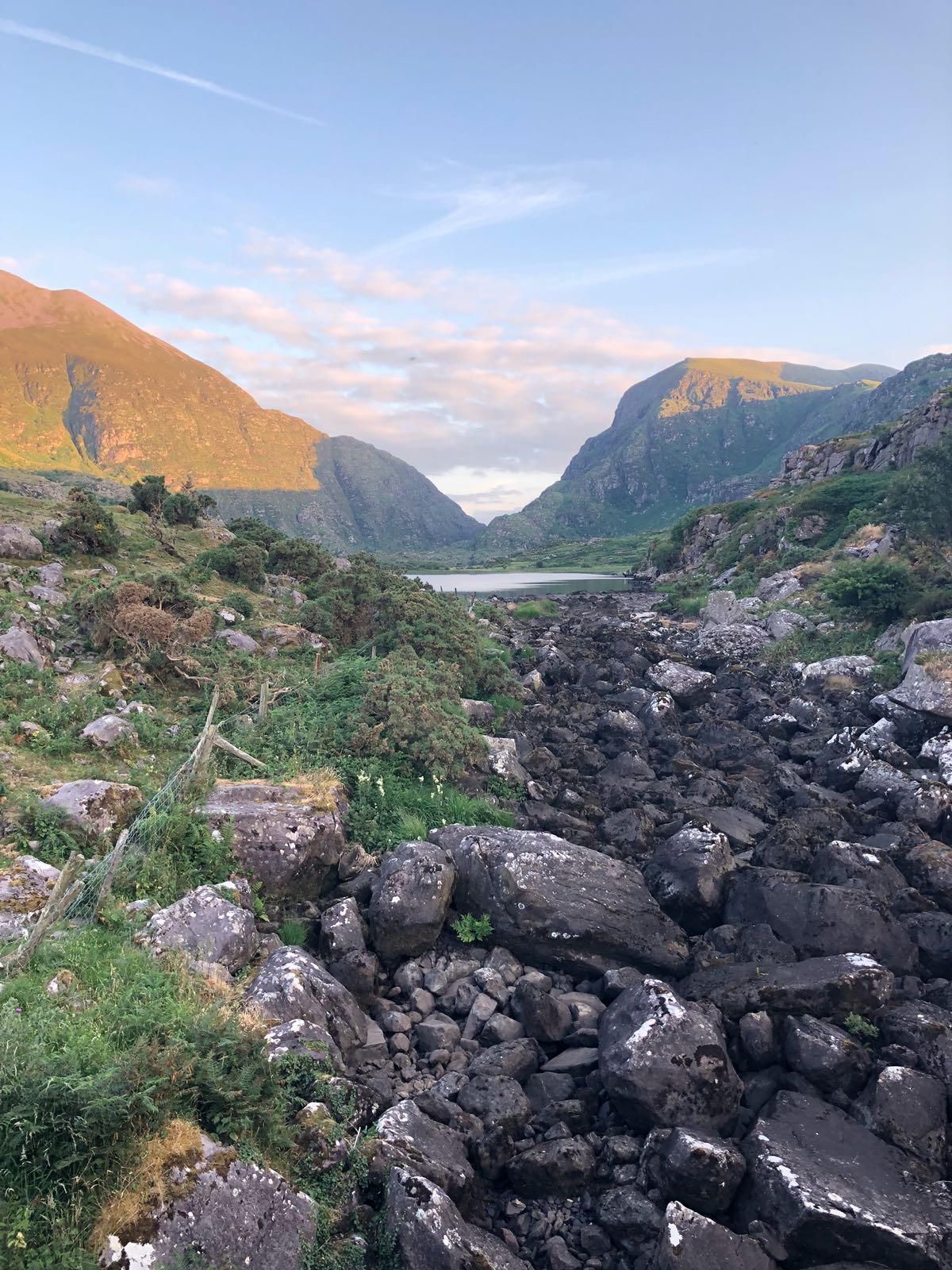 Paisatge de muntanya i llac en una vall rocosa