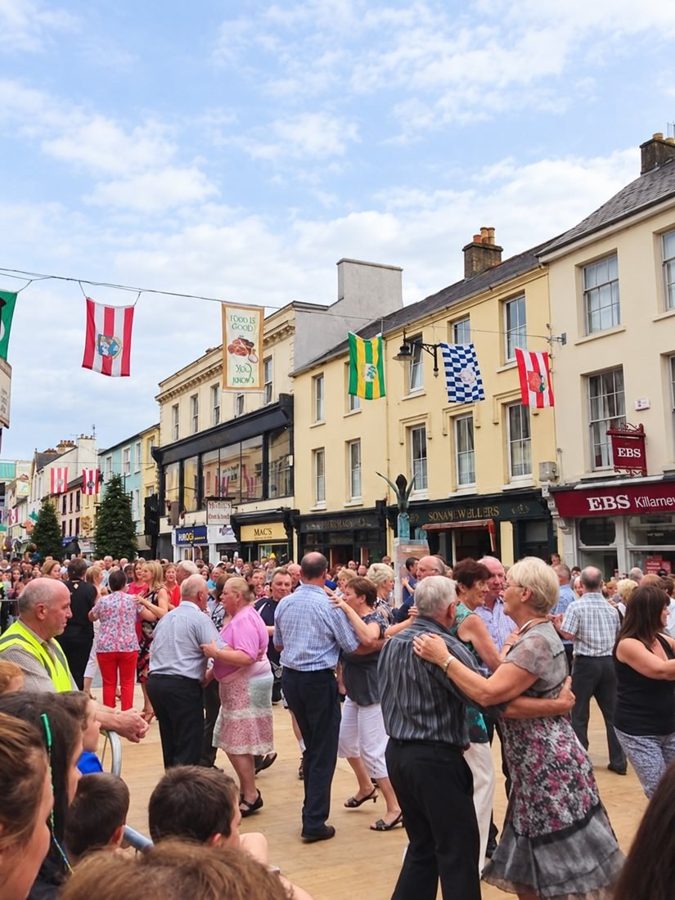 Persones ballant en un esdeveniment a l’aire lliure a Killarney