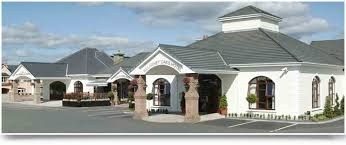 Killarney Oaks Hotel, al costat de l’escola