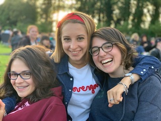 Adolescents s’amusant ensemble