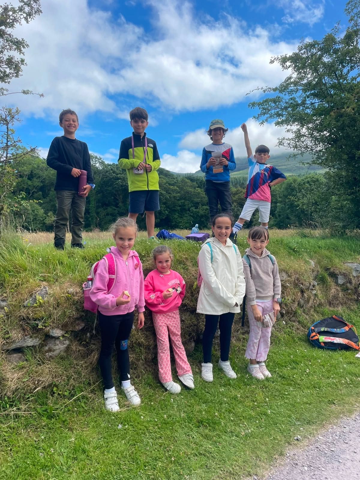 Un groupe d’enfants pendant une activité en plein air