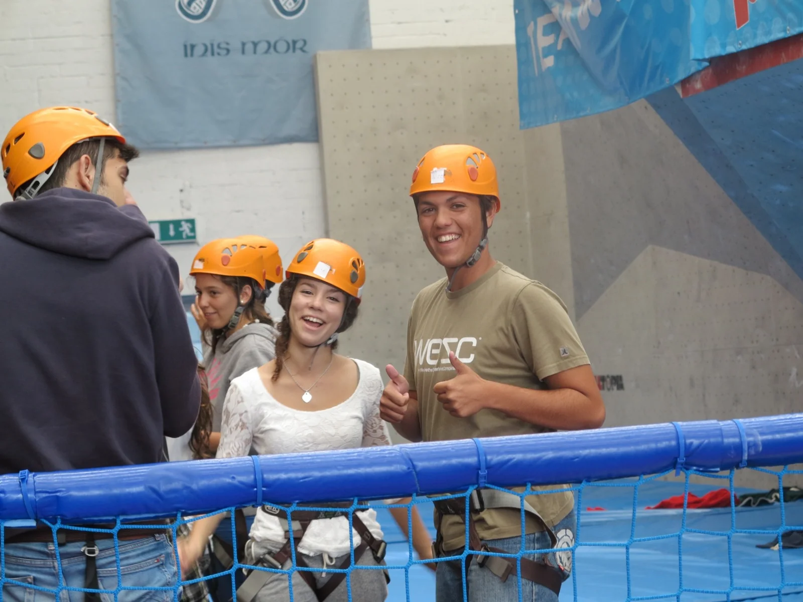 Adolescents avec des casques pendant une activité d’aventure