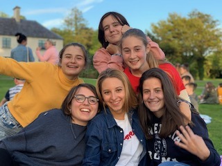 Adolescents souriants en plein air
