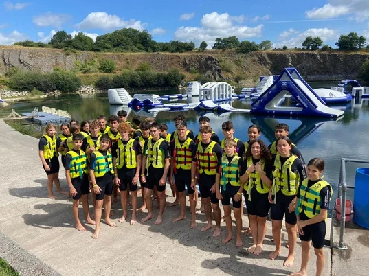 Adolescents en gilets de sauvetage dans un centre d’activités nautiques en plein air