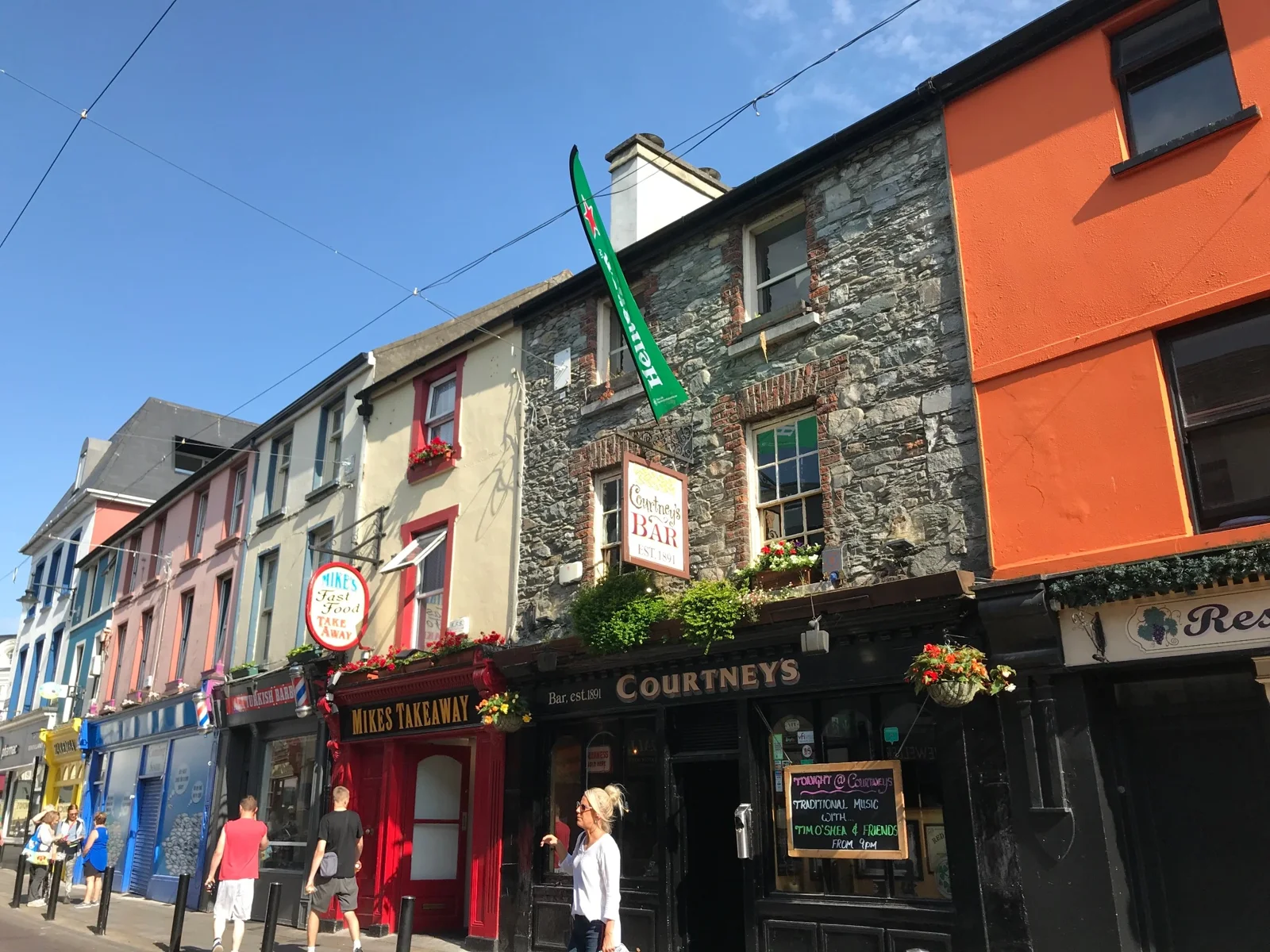 Bunte traditionelle Pubs an einer Straße in Killarney