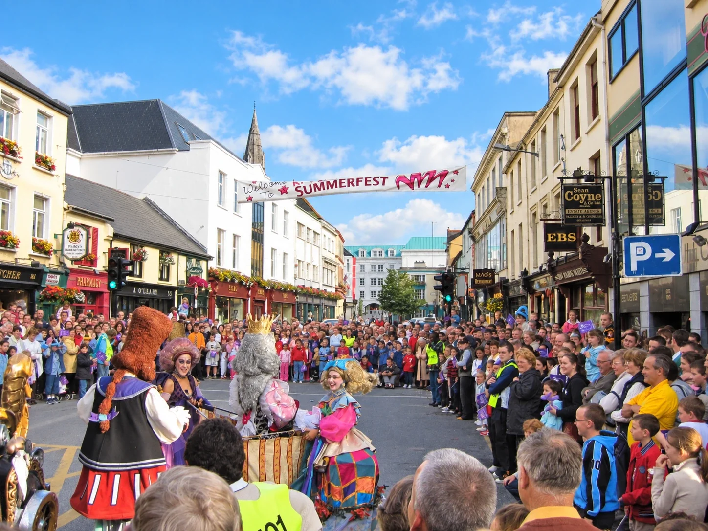 Menschen sehen die lebhafte Summerfest-Parade in Killarney
