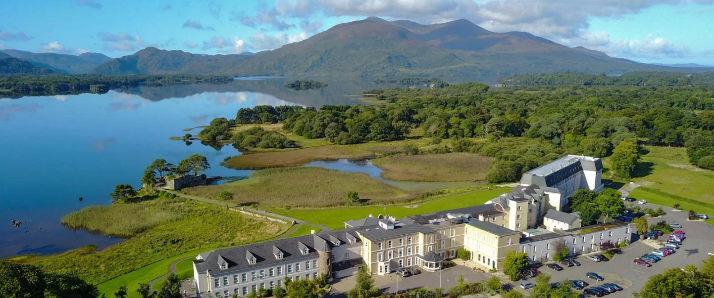 Ein Hotel mit Blick auf Killarneys Seen und Berge