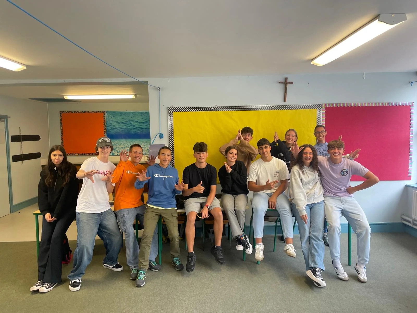 Jugendliche zusammen in einem bunten Klassenraum
