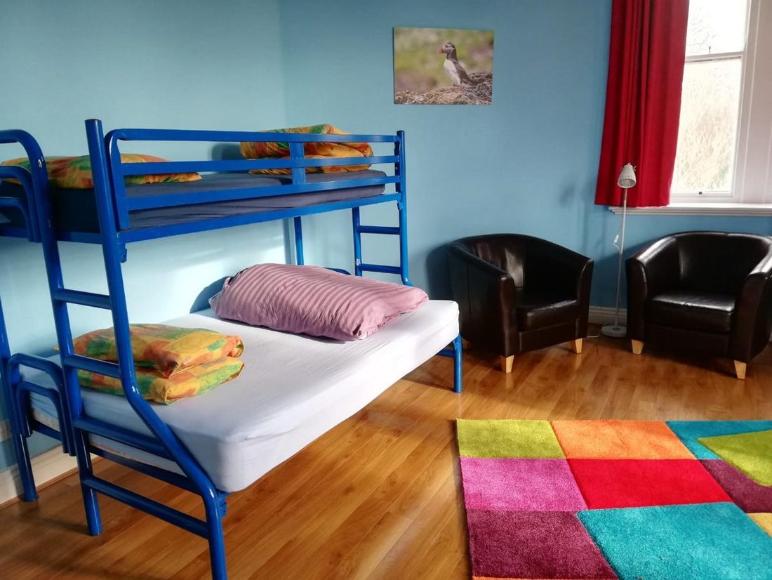 Ein gemeinsames Hostelzimmer mit Etagenbetten