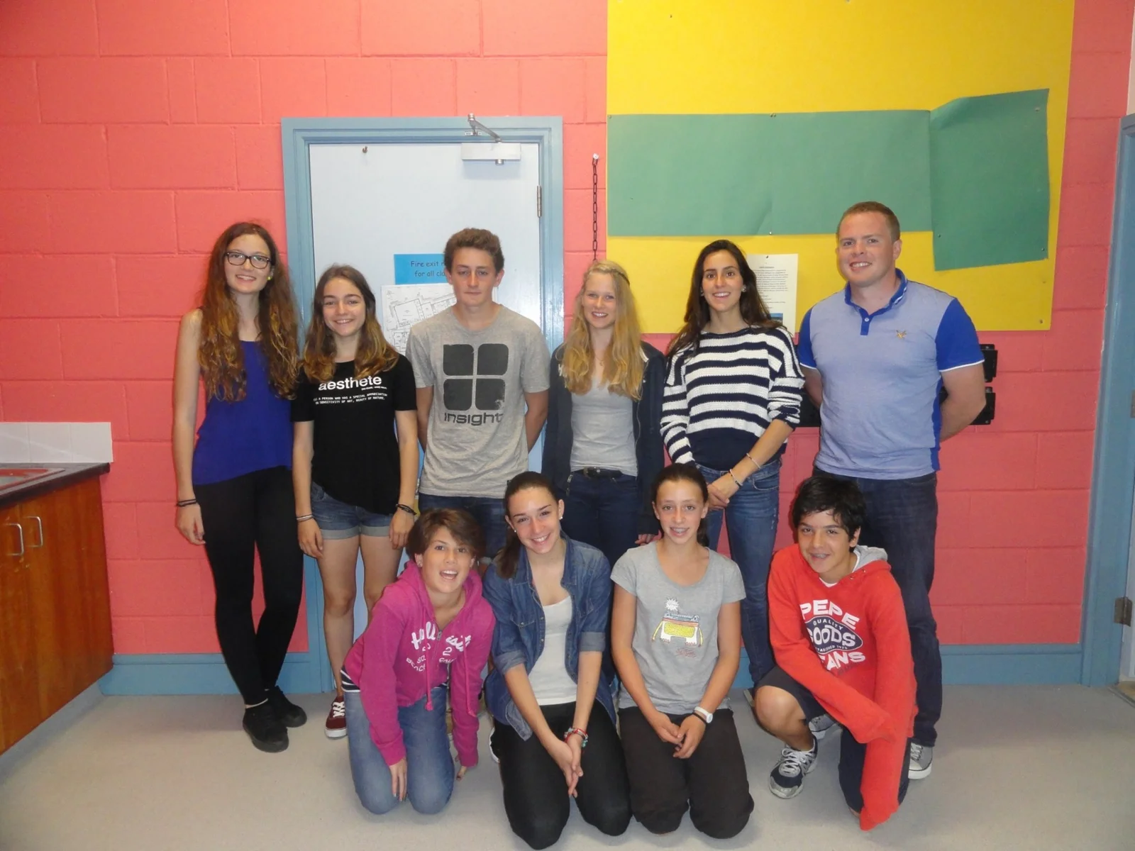 Adolescenti che posano insieme in un’aula colorata