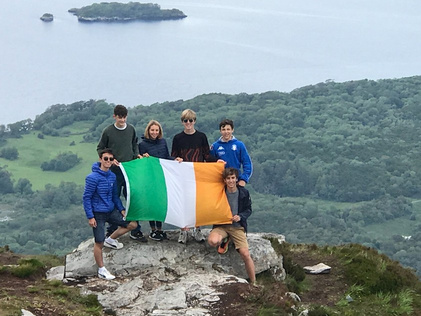 Adolescenti con una bandiera irlandese sopra i laghi