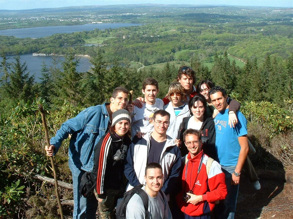 Estudiantes en una ruta de montaña con vistas a los lagos