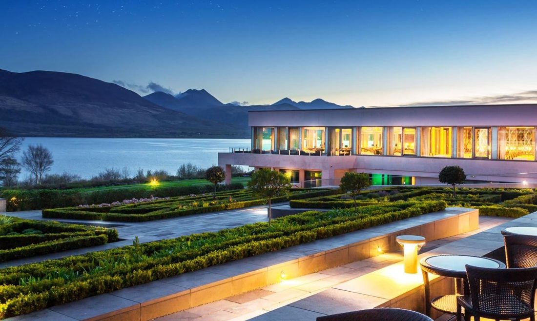 Jardines de un hotel junto al lago al anochecer