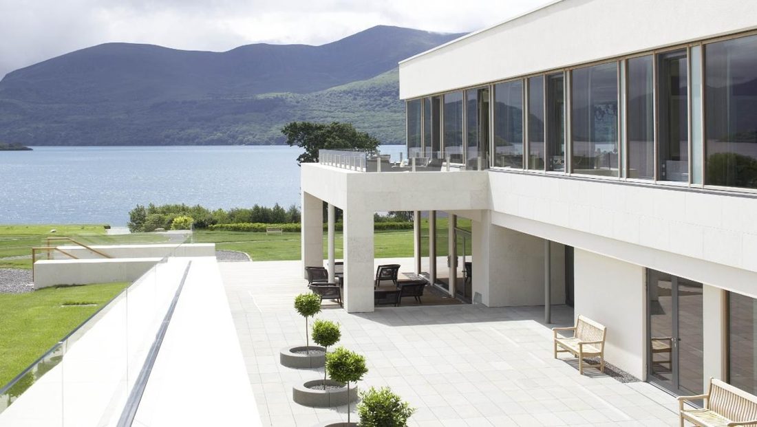 Un hotel moderno con vistas al lago